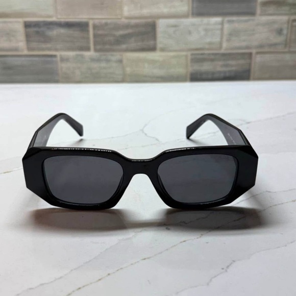Prada Elegant Black sunglasses - Picture 3 of 3